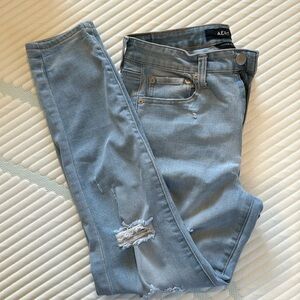 Woman’s high rise jeggings